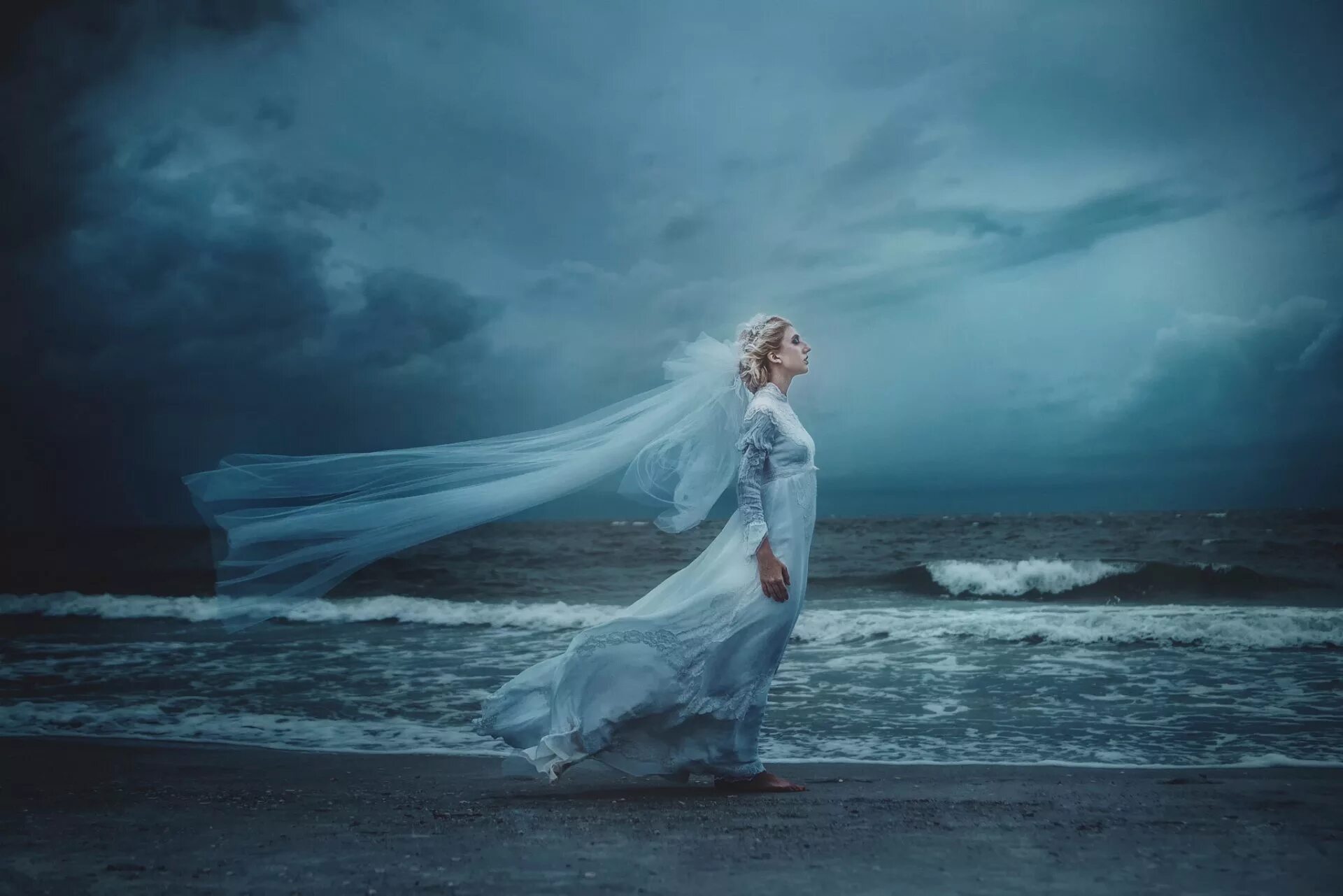Ветер волны раздувает. Девушка в белом платье. Блондинка в белом платье. Девушка в белом платье на море. Свадебные платья в стиле фэнтези.