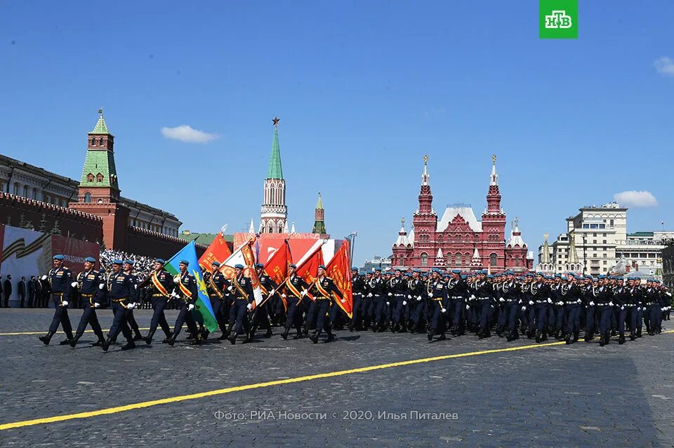 Дни идут парадом. Военный парад на красной площади в Москве. Парад Победы 2022 в Москве на красной площади. Парад Победы 2020 в Москве трансляция. Военный парад в честь 75-летия Победы в Москве.