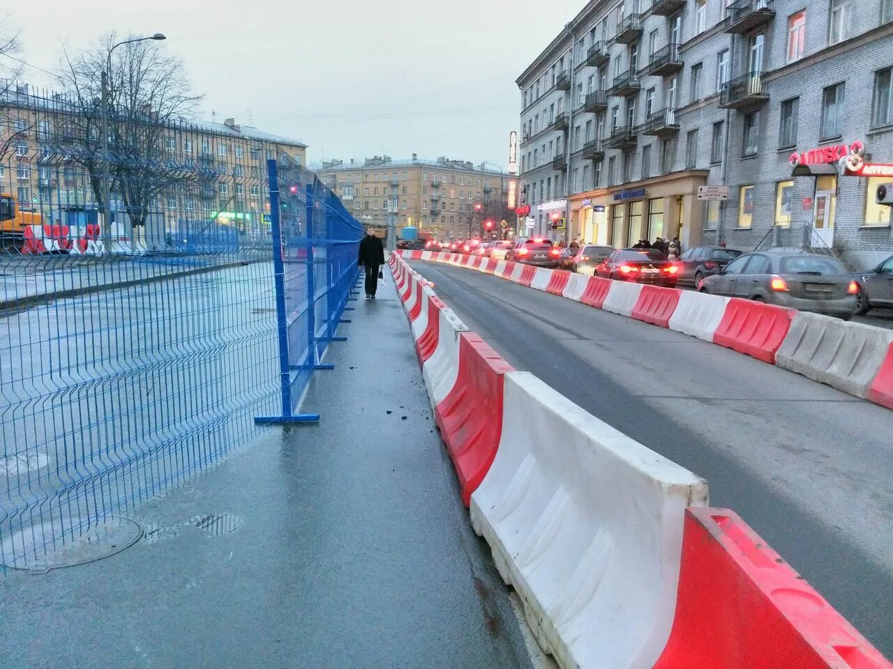 Ограждение подвижного. Ограждение строительной площадки. Дорожные ограждения строительных. Временное ограждения на проезжей части. Временное ограждение строительной площадки.