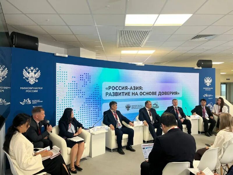 Образец доверенности на право подписи первичных документов. Доверенность на право управление тс бланк. Доверенность образец бланк 2021. Награды с удостоверением подписью и печатью. Подпись петров.