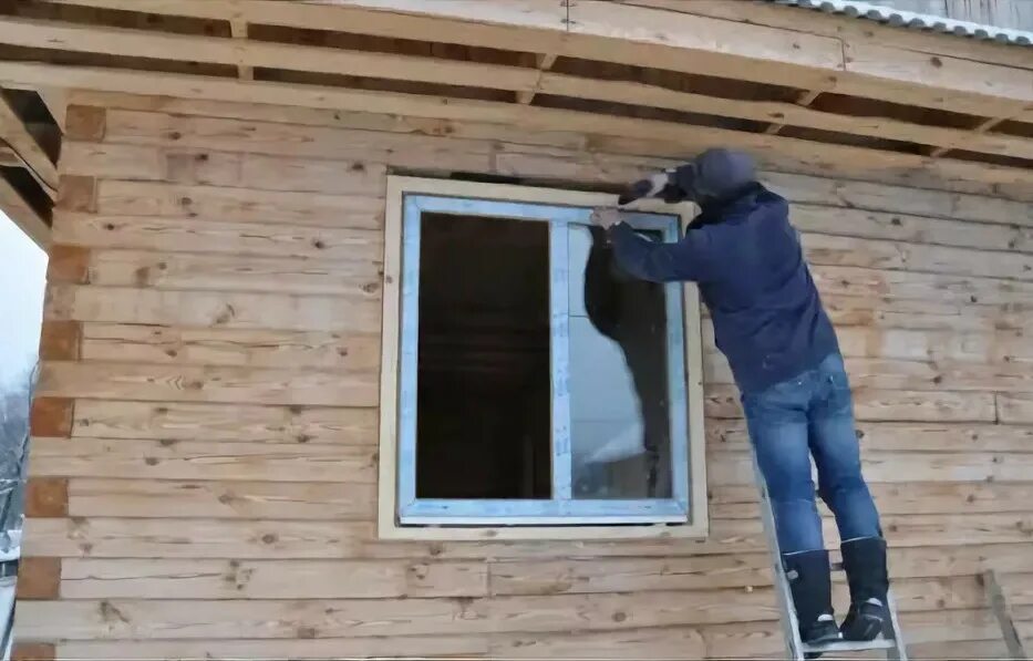 Пластиковое окно в брус. Монтаж стеклопакетов в деревянном доме. Монтаж окон в деревянном доме своими руками. Монтаж окна ПВХ В деревянном доме. Монтаж деревянных окон в деревянном доме.