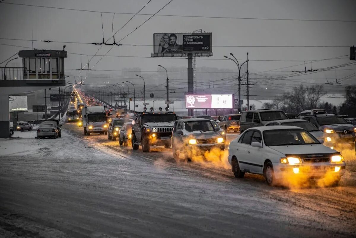 Пробки на дорогах в новосибирске. Гололед. Пробки Новосибирск. Гололед на дороге. Новосибирск дороги.