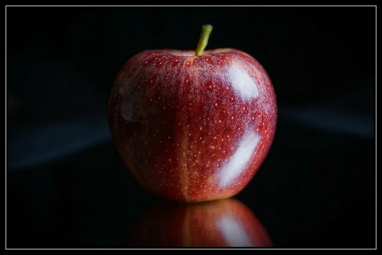 Яблоко на черном фоне. Яблоко. Яблоки красные. Яблоко на темном фоне. Красное яблоко на черном фоне.