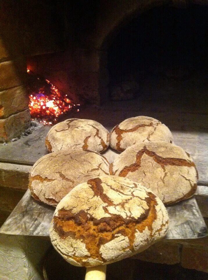 хлеб в русской печке. хлеб ржаной подовый. хлеб из печи. хлеб из русской печи. хлеб из русской печи.