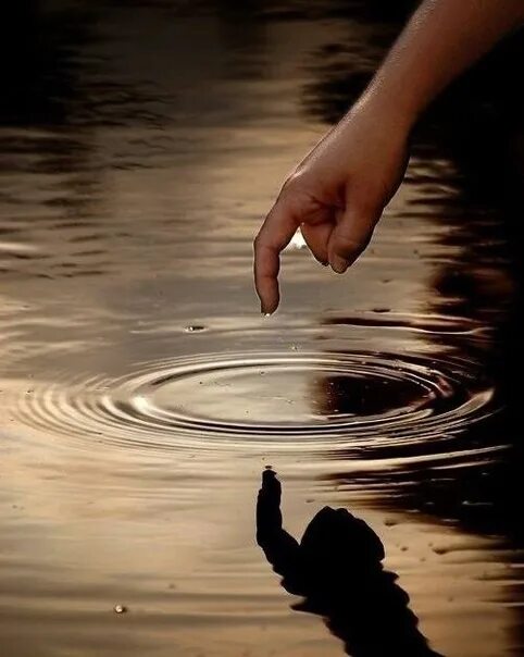 Я раньше спешил. Я раньше спешил. Я раньше спешил. Девушка блондинка грустит. Босиком под дождем.