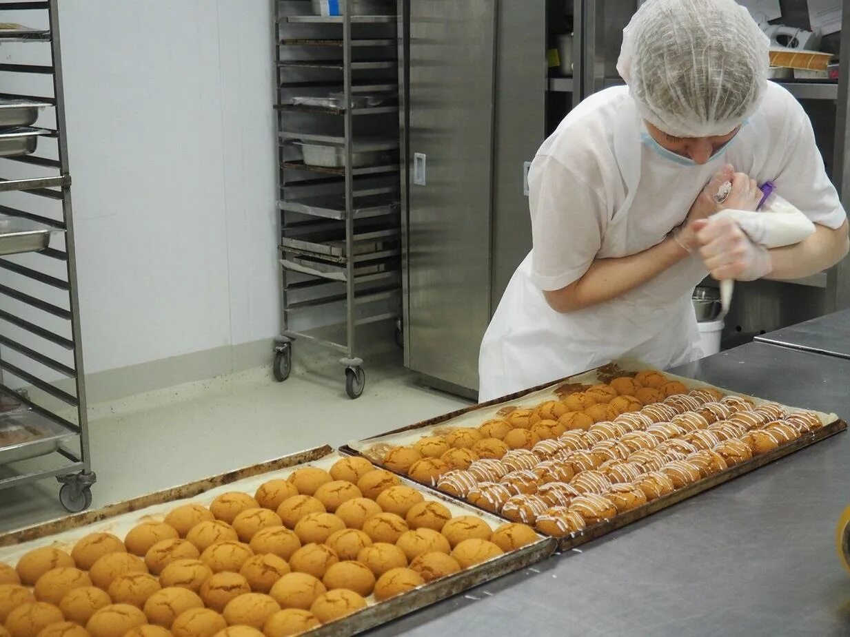 Выпечка хлеба. Пекарь хлеба булочных изделий. Пекарь в пекарне. Выпекание хлеба. Хлебобулочные изделия пекарня.