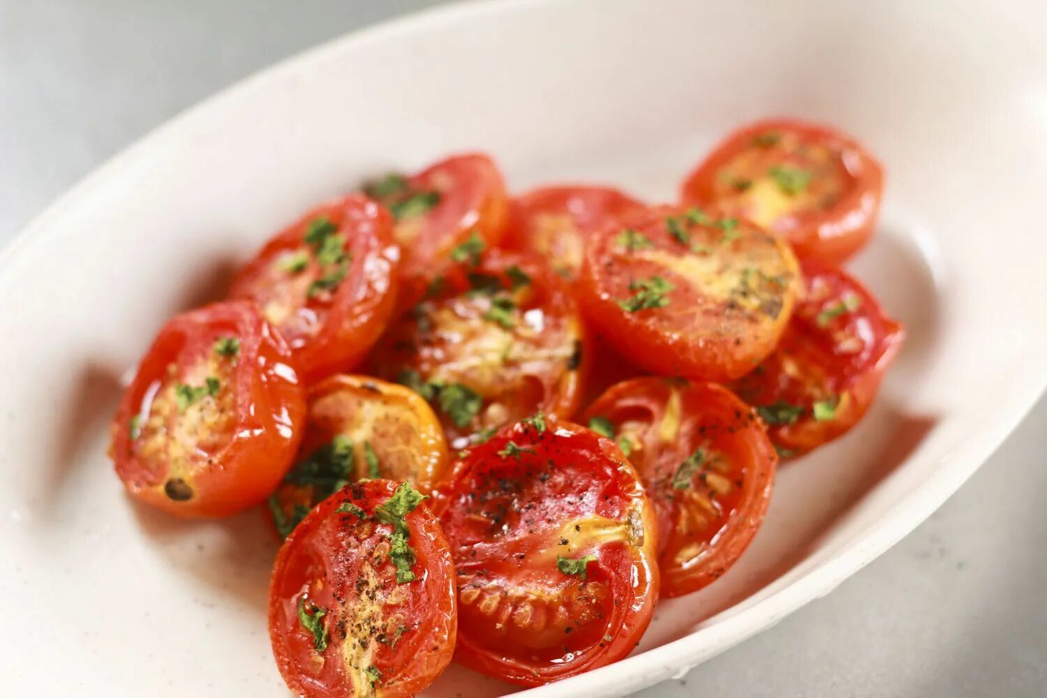 Рецепт жареных помидор с чесноком. Печеные помидоры. Жареные помидоры. Помидоры запеченные в духовке. Помидоры запеченные с сыром.
