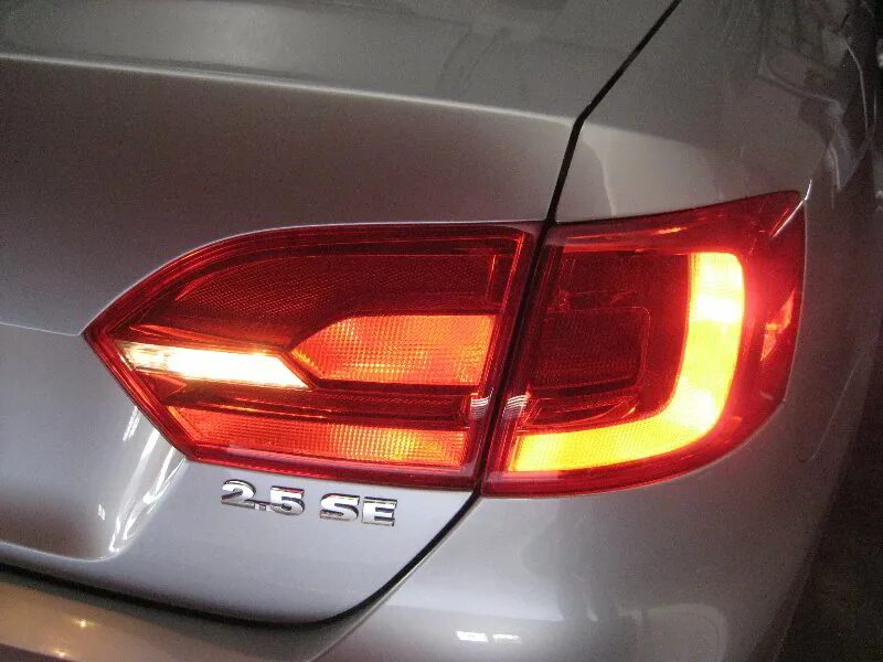 Задние фары vw jetta 6. Фольксваген джетта 5 за что отвечает задняя правая фара. Габаритные огни джетта 6. Vw jetta 6 задние стоп-сигналы. Задние габаритные огни джетта 6.