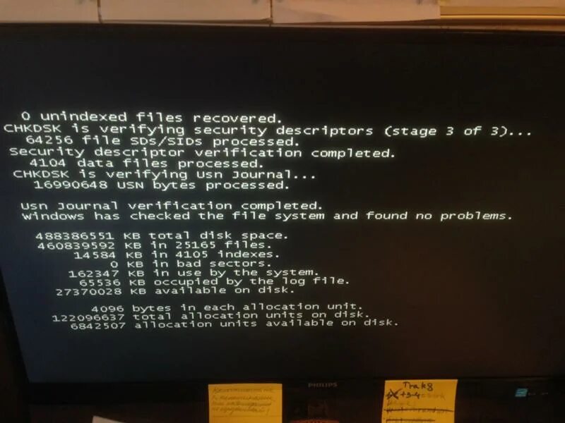 При запуске появляется черный экран. При включении компа черный экран. Черный монитор при включении компьютера. При включении компьютера черный экран с надписями. При загрузке компьютера черный экран с надписью.