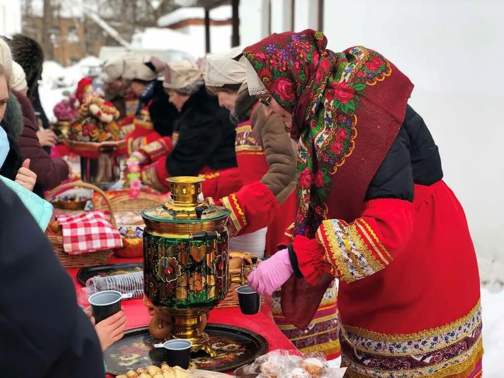 Сценарий ярмарки на масленицу. Масленица ярмарка. Угощения на Масленицу. Стол на Масленицу. Ярмарочные угощения на Масленицу.