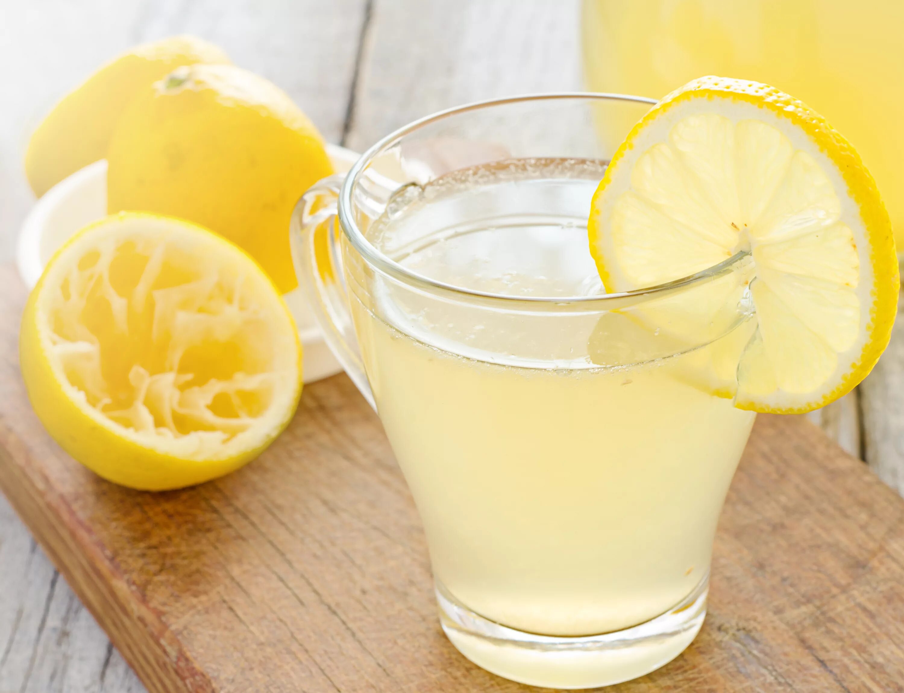 Сок лимона какой. Лимонад. Лимонный напиток. Домашний лимонад. Лимонад лимон.
