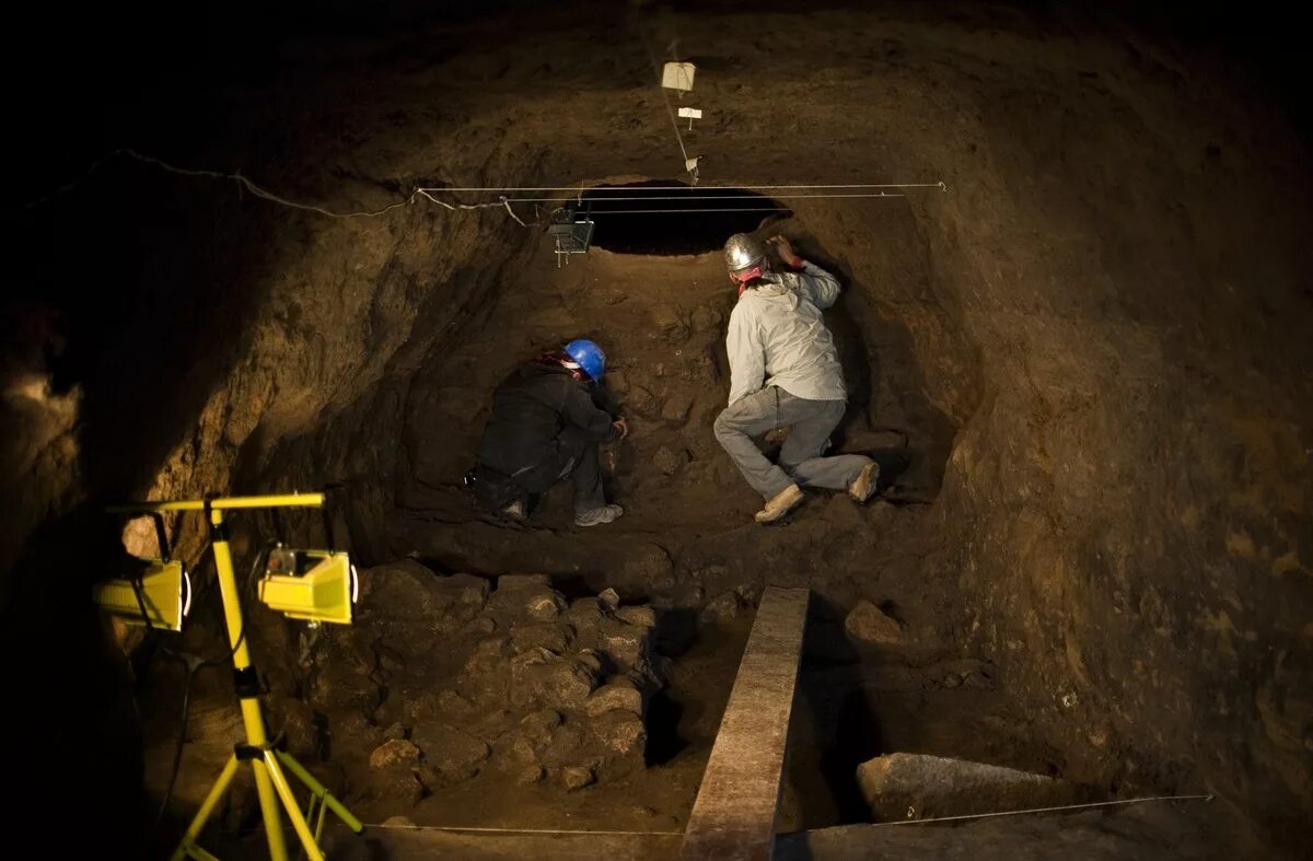 Люди прожившие под землей. Теотиуакан подземный туннель. Подземные раскопки. Тоннель в шахте. Под землей.