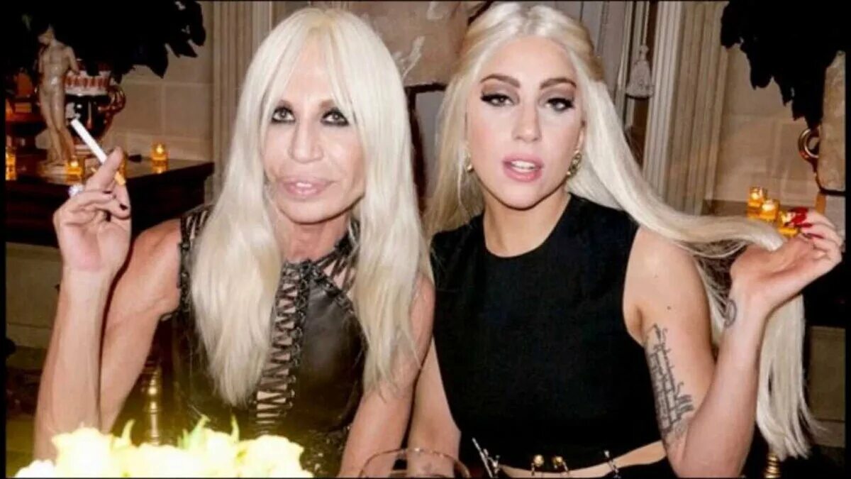 Леди гага ма ма ма. Леди Гага Донателла. Леди Гага Версаче. Donatella Versace Lady Gaga. Леди Гага Версаче 2014.