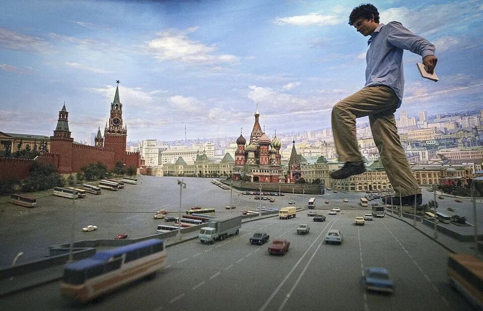 Шагают по площади. Москва люди. Люди на красной площади. Люди в городе Москва. Люди идут по Москве.