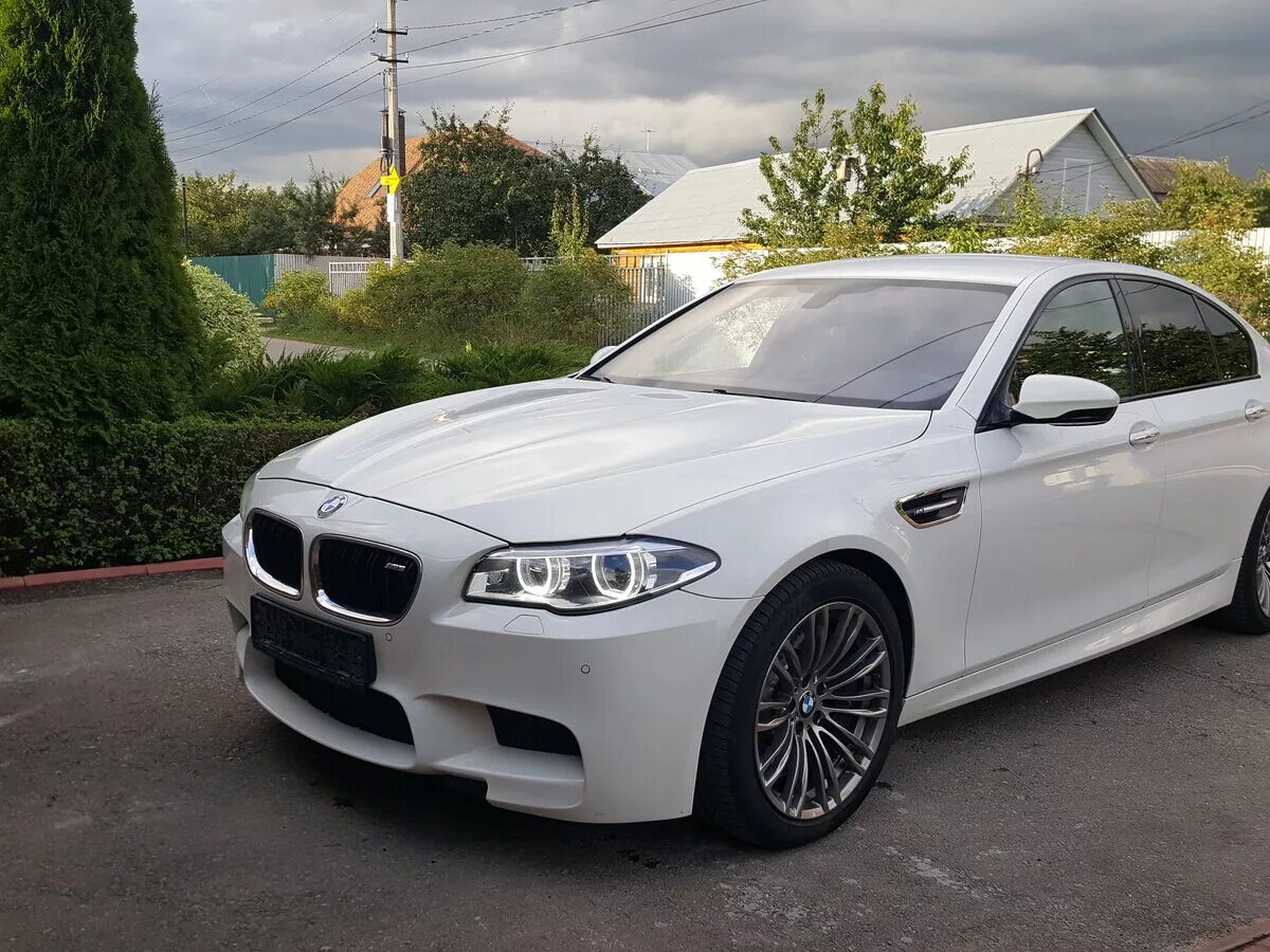 BMW f10 белая. BMW 5 белая. BMW 5 f10 белая м пакет 3.0. БМВ белая седан. Купить белую бмв