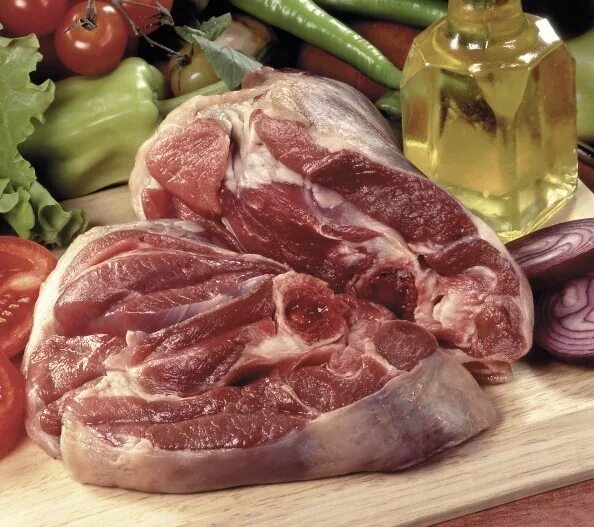 голяшка на кости говядина. булдыжка говяжья. голяшка на кости говядина. мраморная говядина голяшка мираторг. мясо на косточке.