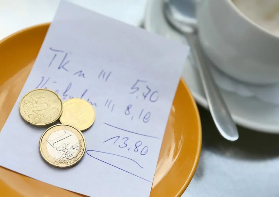 Сколько чаевые в молодых ножах. Чаевые в германии. чаевые в кафе. чаевые в турции. чаевые рубли.