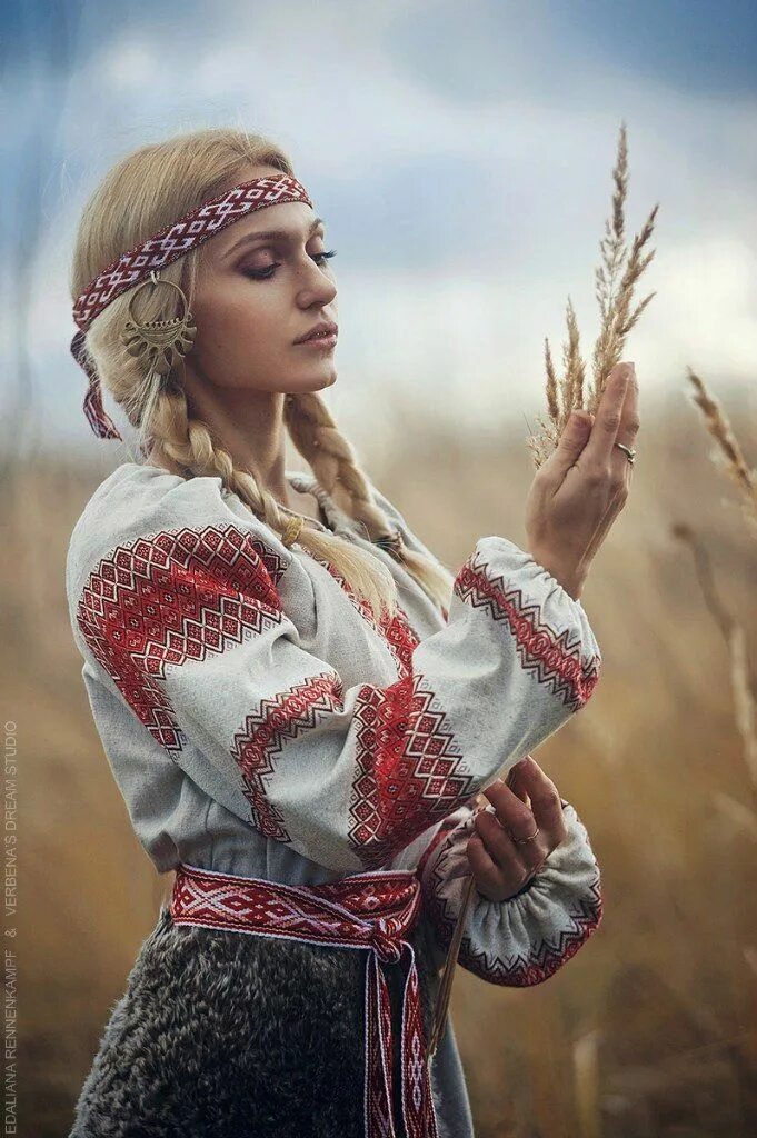 Образы славянской культуры. Славянские девушки. Славянские девушки. Девушка в славянском костюме. Славянский костюм.