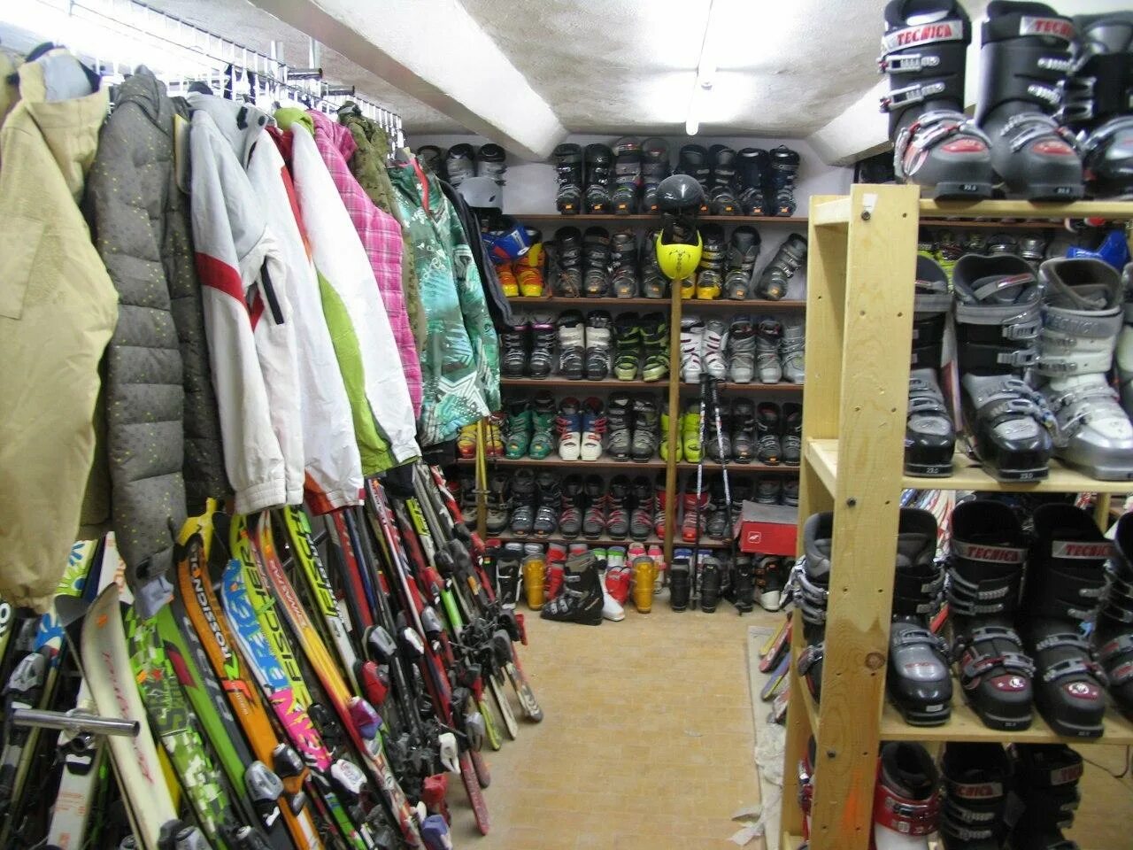 Горнолыжный магазин товары. Горнолыжный магазин. Магазин лыж. Магазин для горнолыжников в Москве. Ski москва