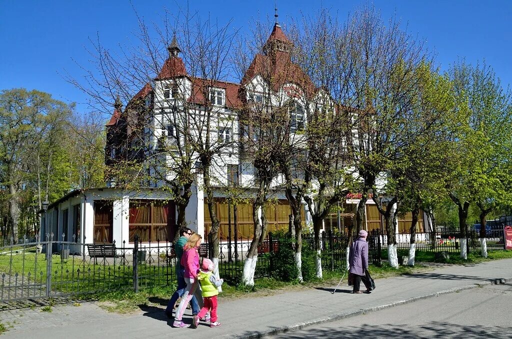 Едем в зеленоградск. Курортный проспект в Зеленоградске Калининградской области. Здание администрации кранца Зеленоградска Калининградской области. Кранц отель в Зеленоградске Калининградской. Пригород Калининграда Зеленоградск.