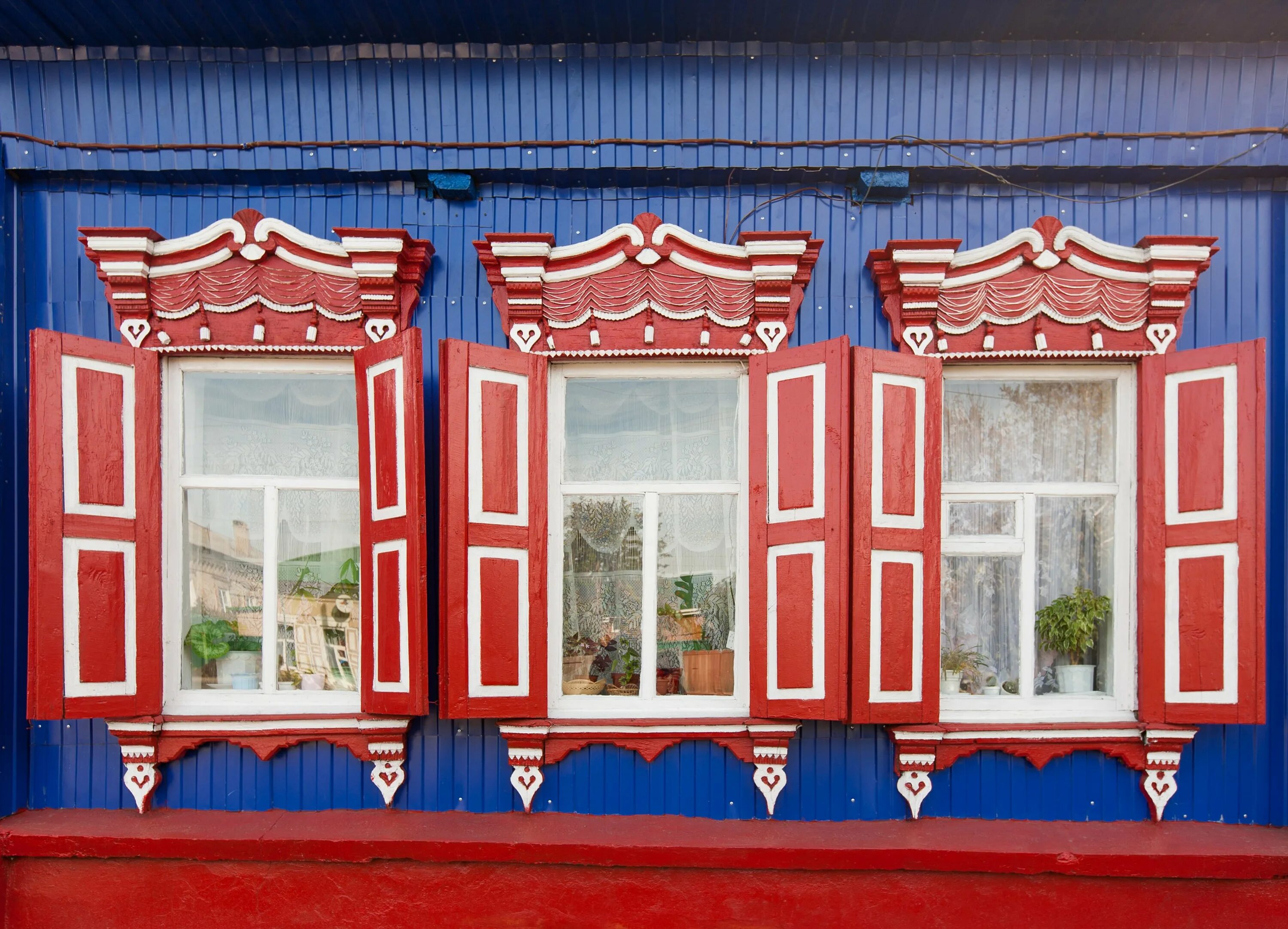 Окна деревянные со ставнями. Ставни изба. Ставенки резные окна расписные. Изба екимовой марии дмитриевны из д. Старинные окна.