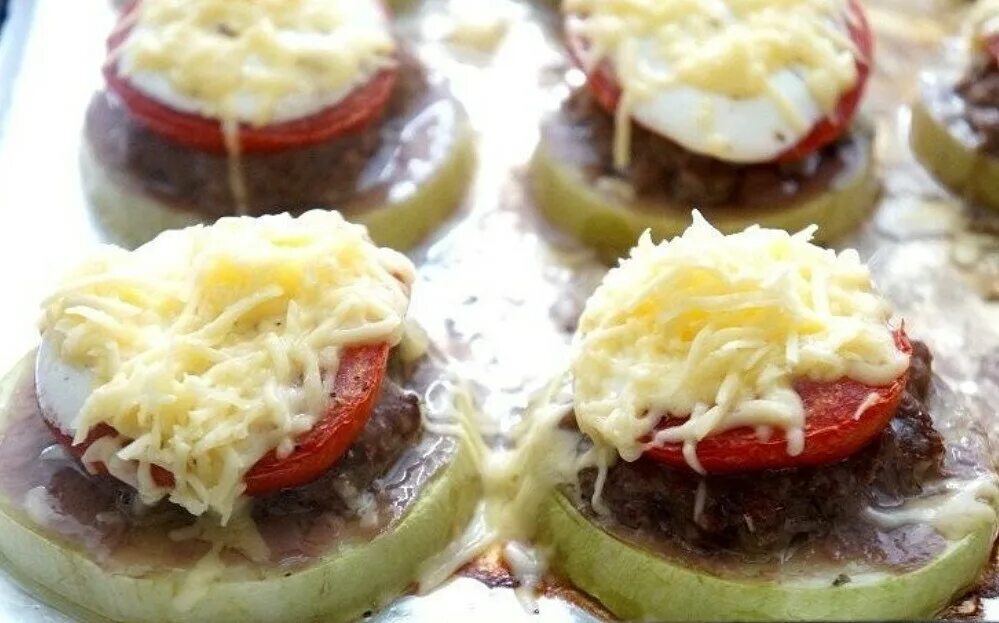 Фарш в духовке с сыром и помидорами. Кабачки с фаршем и помидорами. кабачки с фаршем и помидорами в духовке. кабачки с фаршем помидором и сыром. кабачки с фаршем и помидорами и сыром запеченные.
