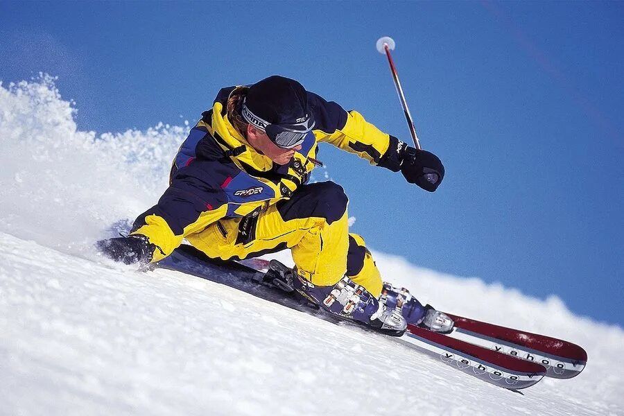 Горный лыжник. Горнолыжный спорт. Горные лыжи. Горнолыжники фото. Современные лыжи.
