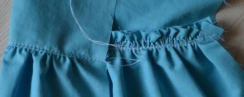 Сборка ткани. Кулиска для резинки. Лапка для складок brother f078. Присборенная ткань. Сборка на нитку резинку.