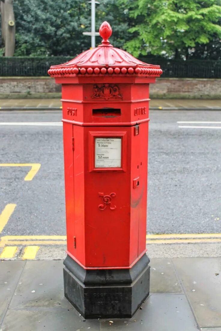 Box posting. Pillar Box Red. Лондонский почтовый ящик. Почтовый ящик Лондон. Почтовые ящики в Великобритании.