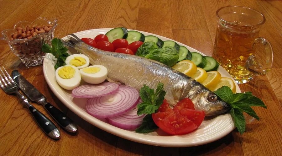 Скумбрия пряная малосольная. С чем сочетается селедка. С чем сочетается селедка. Водочка с селедочкой и картошечкой. Водка селедка картошка.