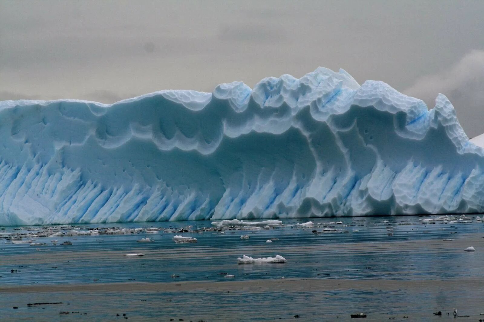 Замерзшее ЦУНАМИ В Антарктике. ЦУНАМИ В Северном Ледовитом океане. Замерзшая волна ЦУНАМИ В Антарктиде. Северный Ледовитый океан шторм.