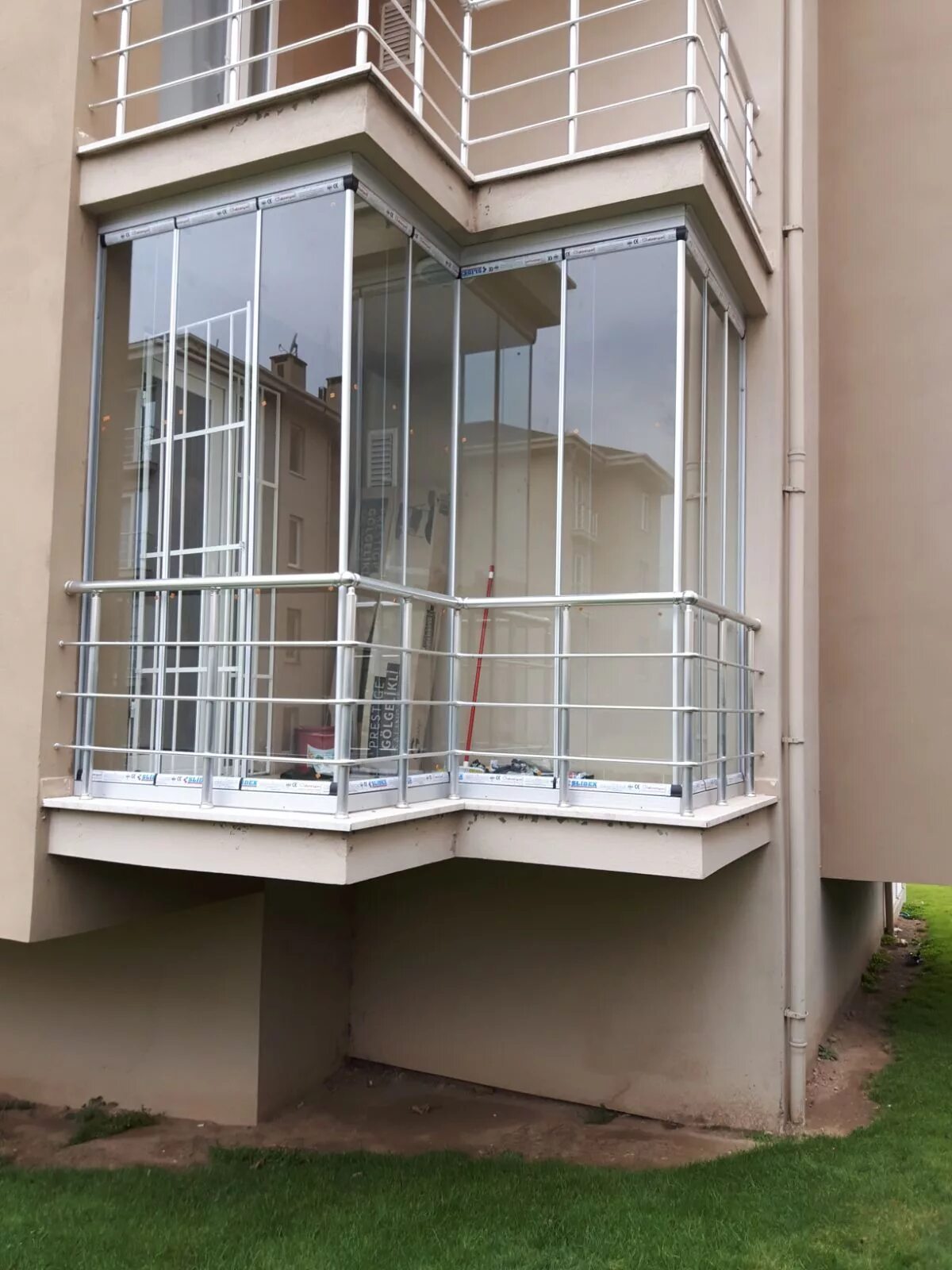 Безопасность на балконе. Ребенок на балконе. Решетки на открытый балкон. Внешняя отделка балкона. Безопасность балконов.