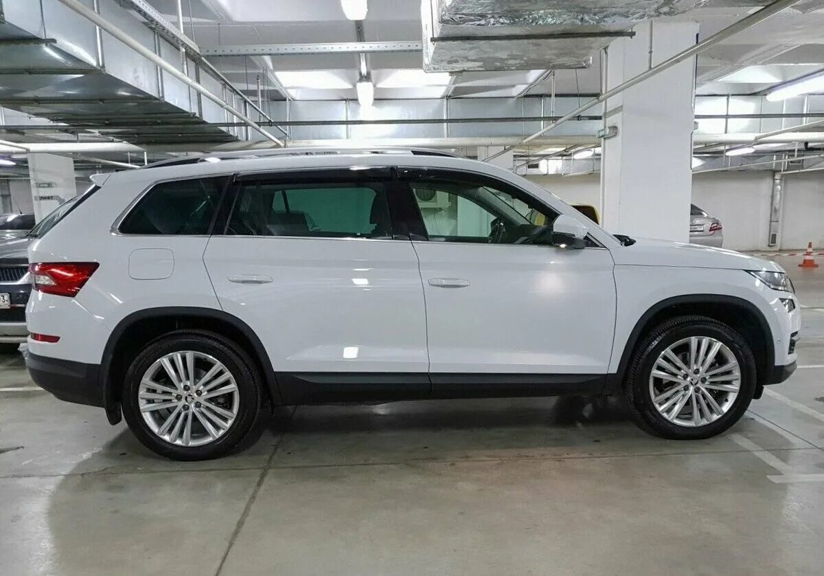 Купить диски на шкоду кодиак. Skoda Kodiaq белый r19. Skoda Kodiaq белый r18. Шкода Кодиак белый на r18. Skoda Kodiaq Trinity r18.