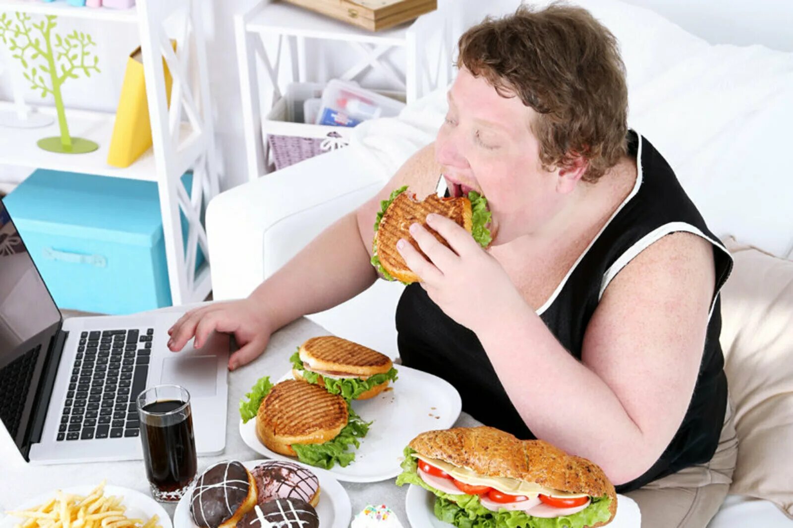 Страдаю лишним весом. Ожирение. Ожирение малоподвижный образ жизни. Толстый человек с едой.