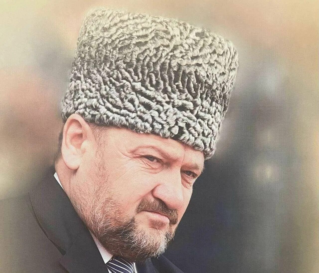 Ахмад хаджи кадыров. Фото ахмад хаджи. Ахмат хаджи кадыров в молодости. Ахмат кадыров. Портрет ахмат хаджи кадырова.