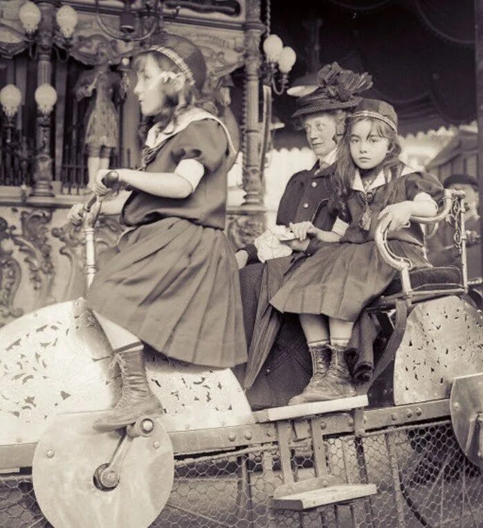 Развлечения в 19 веке. Париж 1910. Париж 1910 год. Французские дети клошары 19 век. Старинная Карусель.