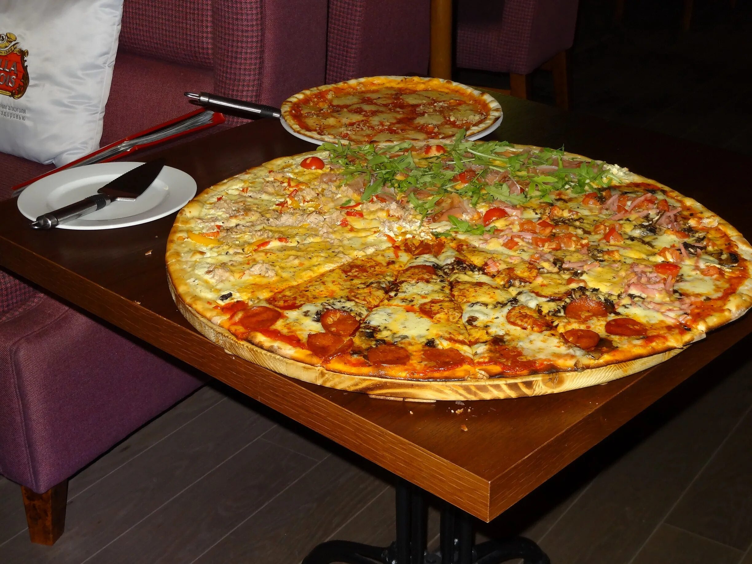 Доставка пиццы спб отзывы. Огромная пицца. Большая пицца в пиццерии. Огромная пицца в Питере. Вкусные пицца в кафе.
