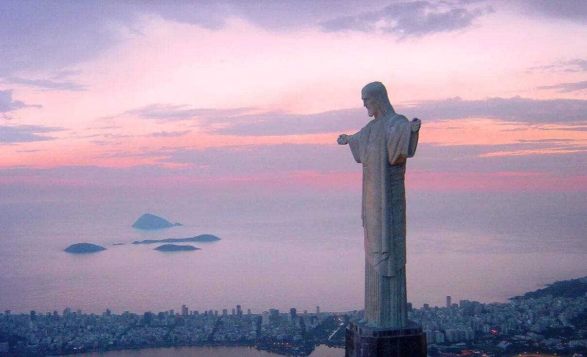 Статуя искупителя. Иисус Христос Искупитель Бразилия. Статуя Христа-Искупителя чудо света. Христос Искупитель Рио де Жанейро. Статуя Христа в Рио-де-Жанейро.