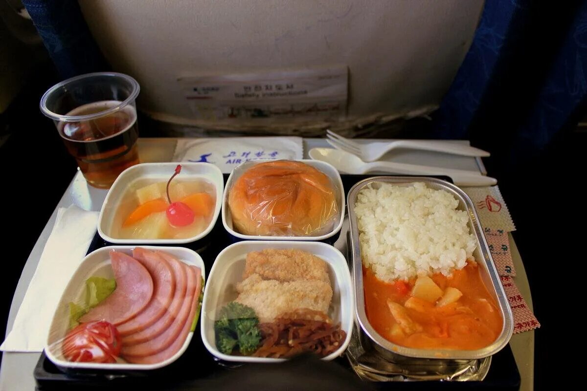 Какое питание можно в самолете. Air koryo еда. flydubai питание на борту. flydubai питание на борту москва дубай. еда в самолете.