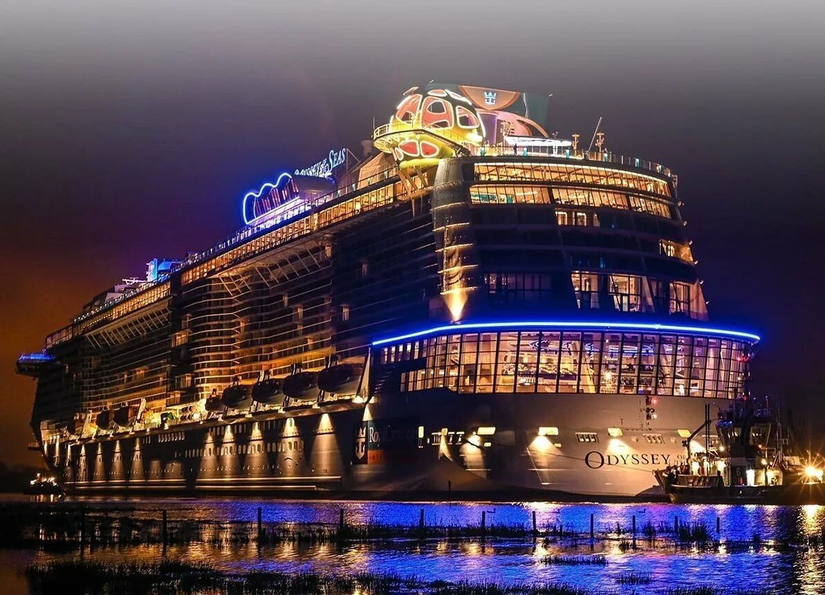 Лайнер отправляется в круиз. Лайнер одиссей круизный. корабль odyssey of the seas. круизный лайнер астория. queen odyssey лайнер.