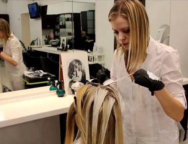 Техника окрашивания мелирование. Процесс мелирования волос. мелирование процесс. мастер по окрашиванию волос. калифорнийское мелирование техника.