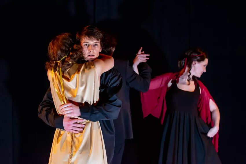 Театр гамлет ростов. Театр гамлет ростов. Гамлет тюз ростов. Молодежный театр гамлет. Ростовский молодёжный театр.