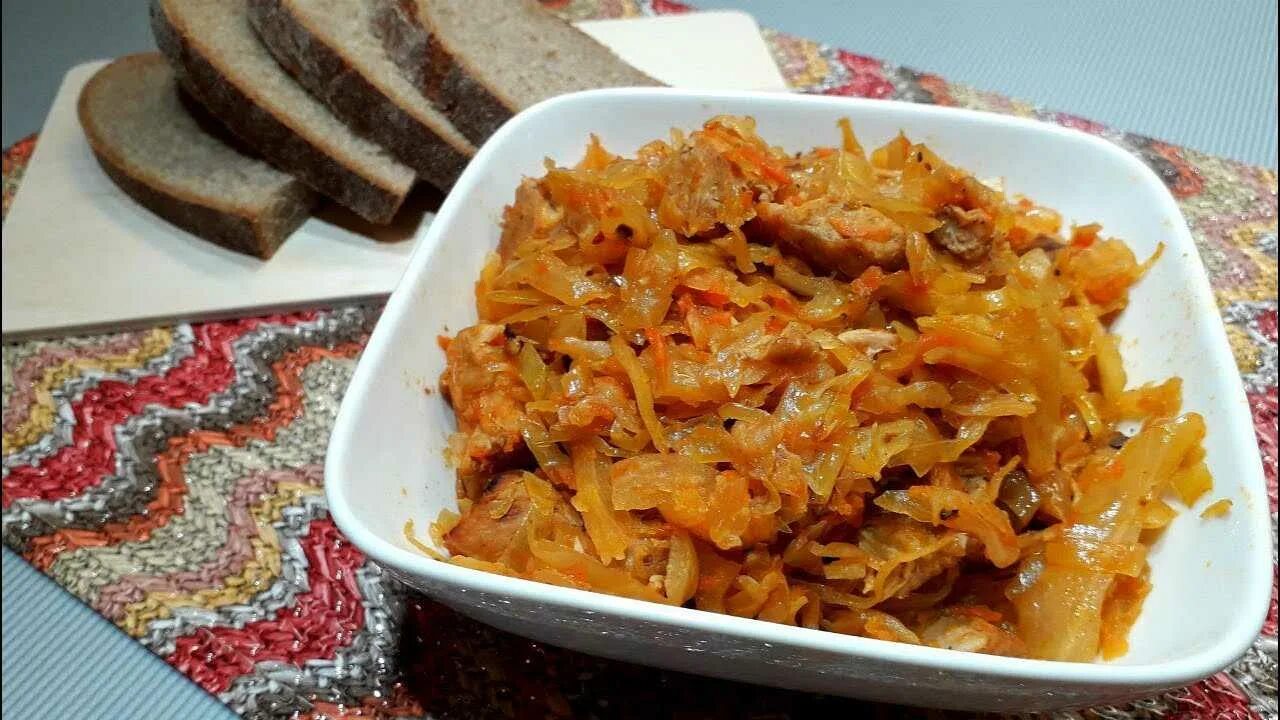 Тушеная капуста с мясом на сковороде свинины. Капуста тушеная Бигус. Бигус с квашеной капустой. Солянка Бигус. Бигус классический.