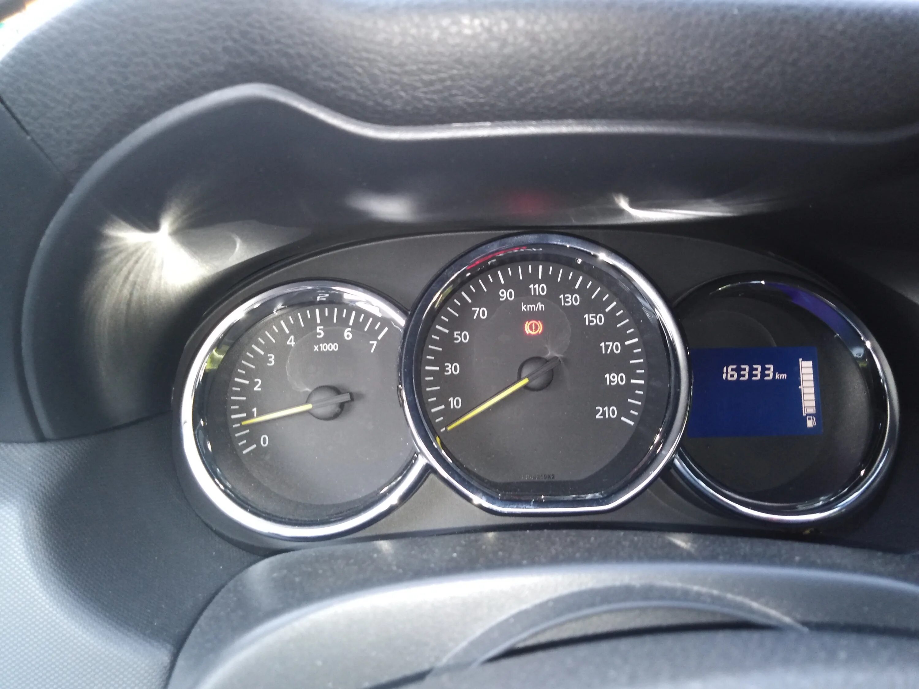 Индикатор иммобилайзера рено логан 2 рестайлинг. Панель приборов рено дастер дизель. Как снять ошибку дастера. Значки ошибок рено дастер. Щиток приборов дастер шкала топлива.