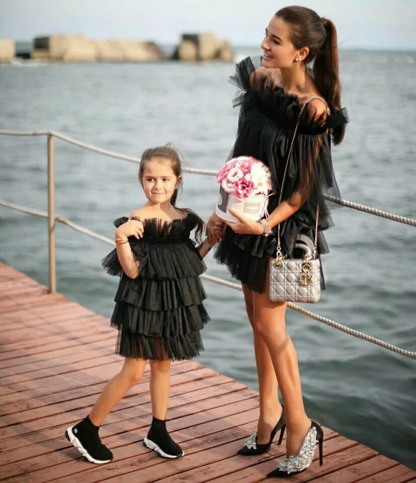 Женщина с ребенком. Двойник кристины пименовой. Дочь джигана ариела. Сэм сара близняшки. Наталья водянова с дочкой невой.