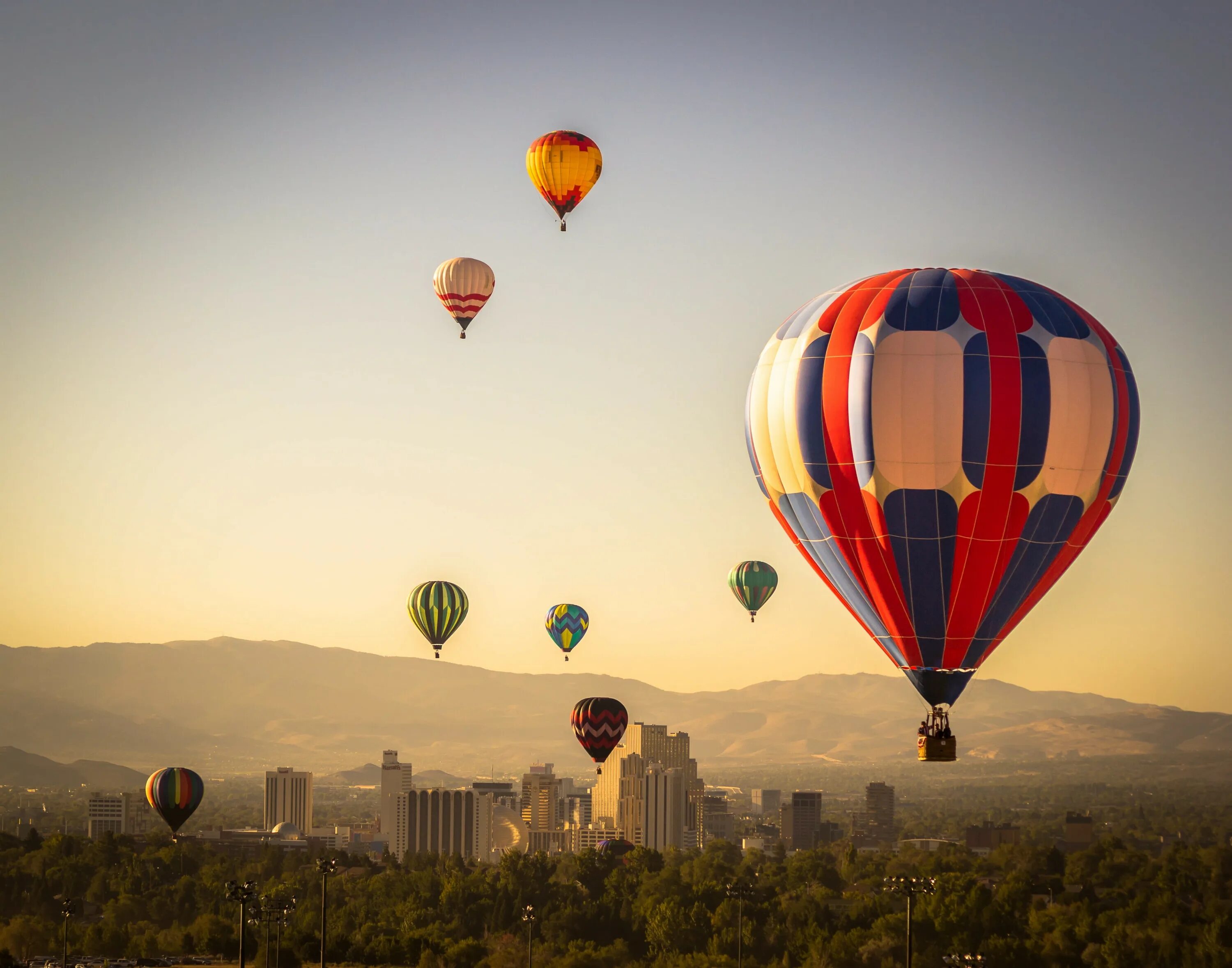 Flying balloon. Воздушный шар. Воздушный шар с корзиной. Летающий воздушный шар. Воздушные шары с корзиной.