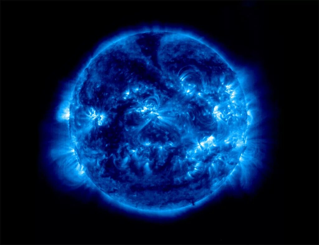 Blue giant. Голубая звезда регул. Голубой сверхгигант звезда. Звезда ригель сверхгигант. Голубой гипергигант звезда r136a1.