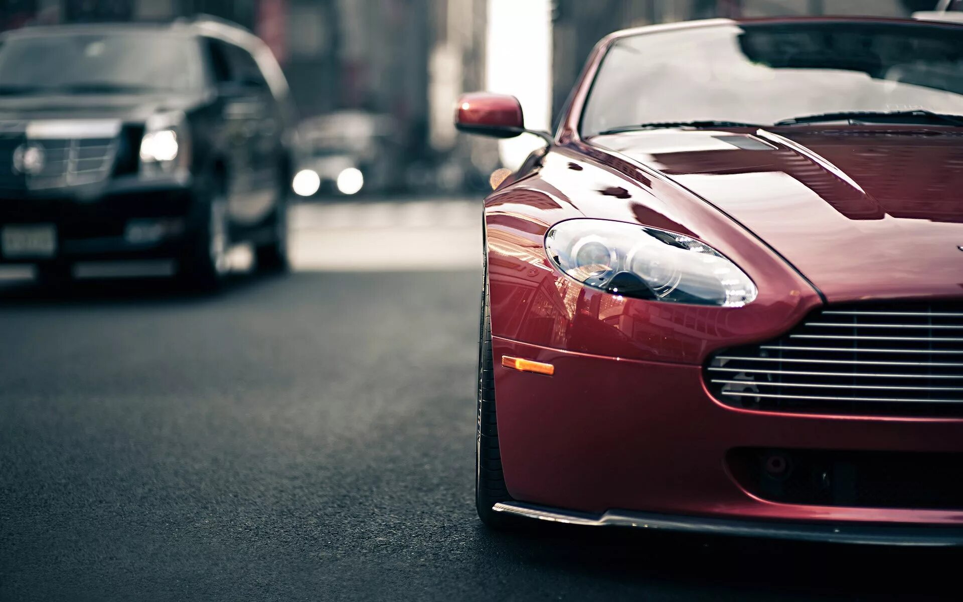 Автомобиль с двух частей. Aston Martin. Aston Martin DBS v8. Машина на красивом фоне.