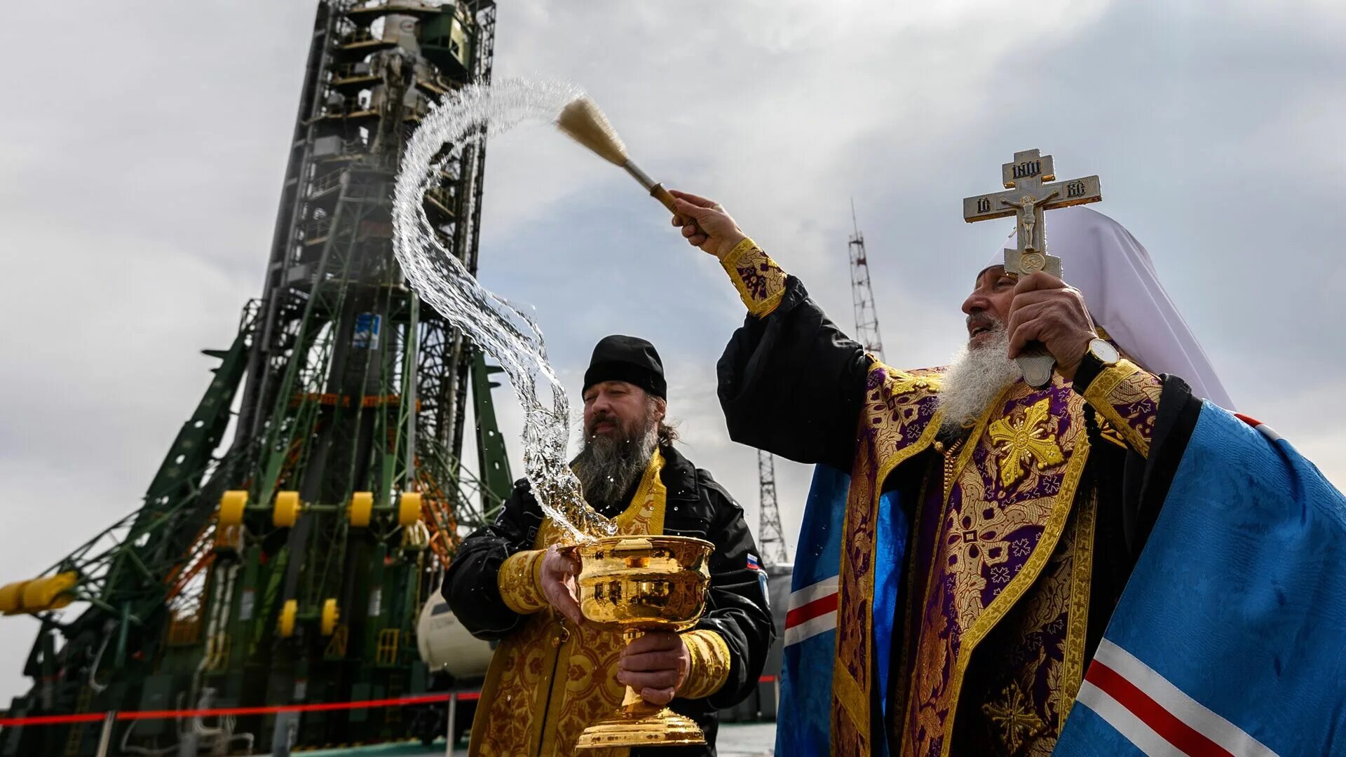 Духовник Роскосмоса. Священник ракета. Освящение ракеты перед стартом. Священник освящает ракету. Благословленное оружие