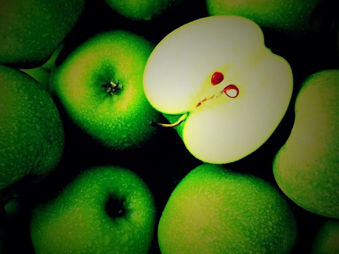 Яблоко свежесть. Сочное яблоко. Яблоки зеленые. Зеленые яблоки на рабочий стол. Крутое яблоко.